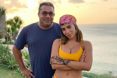 Pai de Anitta revela que ainda trabalha em loja da família