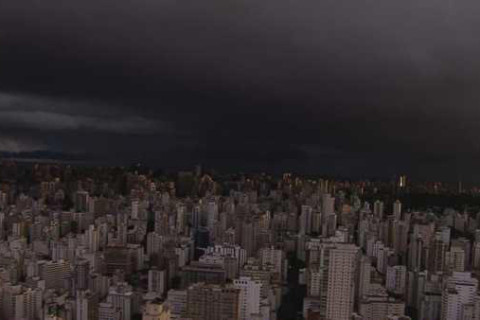 Chuva forte causa alagamentos na Grande SP